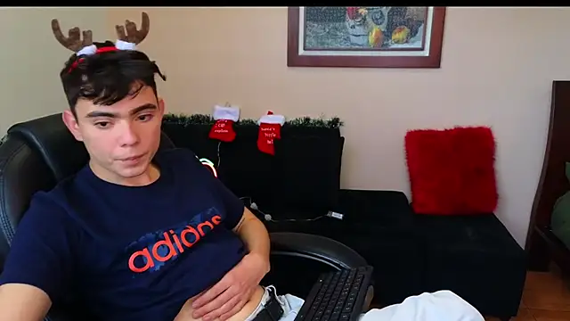 petitegigant33 online show from November 9, 2025, 9:13 pm