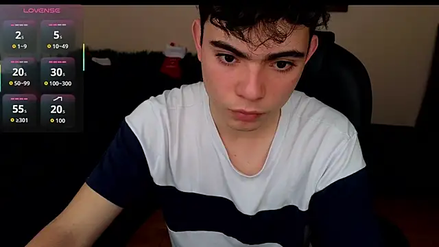 petitegigant33 online show from November 15, 2025, 3:52 pm