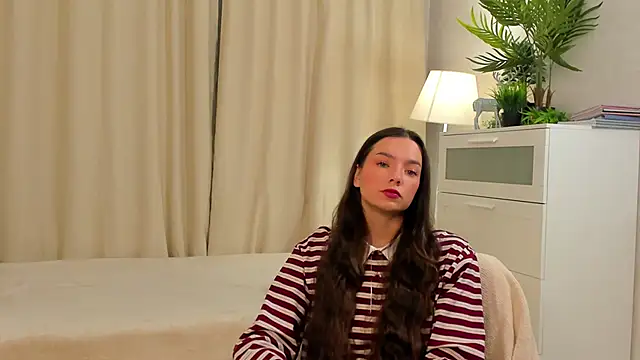 LupitaPicazo online show from November 3, 2025, 1:23 pm