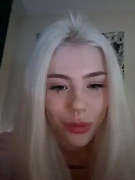 red qwe online show from November 6, 2025, 3:46 pm