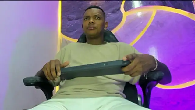 the hot boy0 online show from November 19, 2025, 12:05 pm