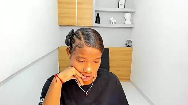 ValentinaRose4 online show from November 10, 2025, 1:21 pm