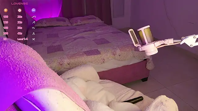 Snapshot of EmillieX chatting on November 8, 2025, 11:03 pm EmillieX online show from November 8, 2025, 11:03 pm