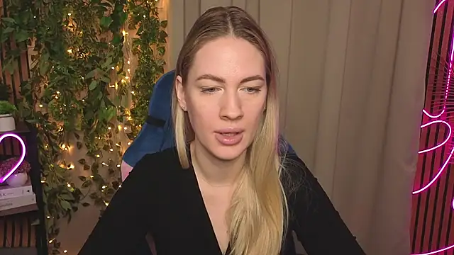 Snapshot of TonyaReid chatting on December 14, 2025, 9:58 am TonyaReid online show from December 14, 2025, 9:58 am