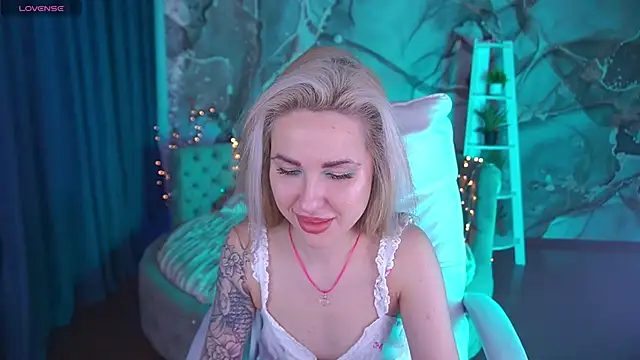 AmiraaGold online show from November 19, 2025, 8:47 am