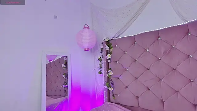 lauxury  online show from November 12, 2025, 3:07 am