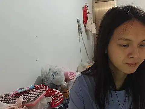 Snapshot of RebelAura chatting on June 5, 2026, 11:16 am RebelAura online show from June 5, 2026, 11:16 am