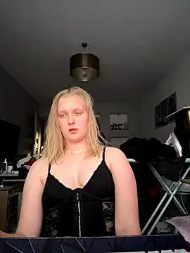 hotgoodgirll online show from November 18, 2025, 2:43 pm