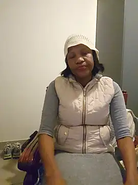 Snapshot of Mommy_Sienna chatting on May 12, 2026, 4:15 pm Mommy Sienna online show from May 12, 2026, 4:15 pm