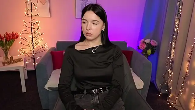 HeyNiki online show from December 18, 2025, 4:02 pm