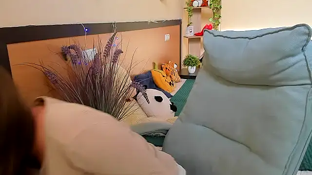 Nesie-Stoun online show from November 17, 2025, 9:48 am