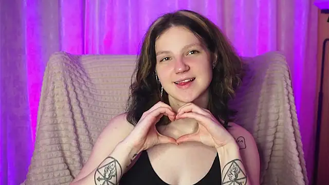 LatinaHuguenin online show from March 18, 2026, 7:06 pm