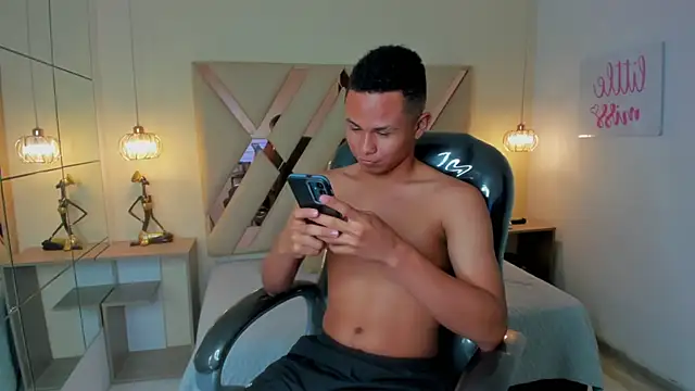 Snapshot of Liams18 chatting on November 16, 2025, 12:05 am Liams18 online show from November 16, 2025, 12:05 am