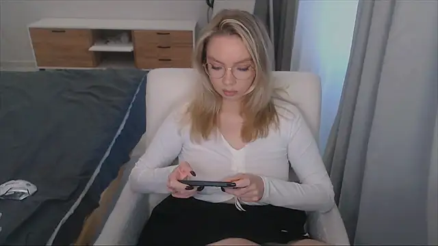 PolinaXXXXJones online show from November 17, 2025, 7:14 am