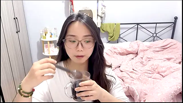 Snapshot of Hmm_0303 chatting on April 25, 2026, 5:10 pm Hmm 0303 online show from April 25, 2026, 5:10 pm