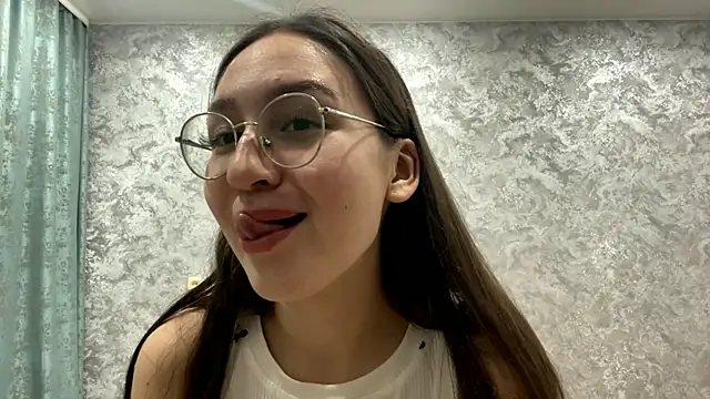 SofiYong online show from November 17, 2025, 1:06 pm