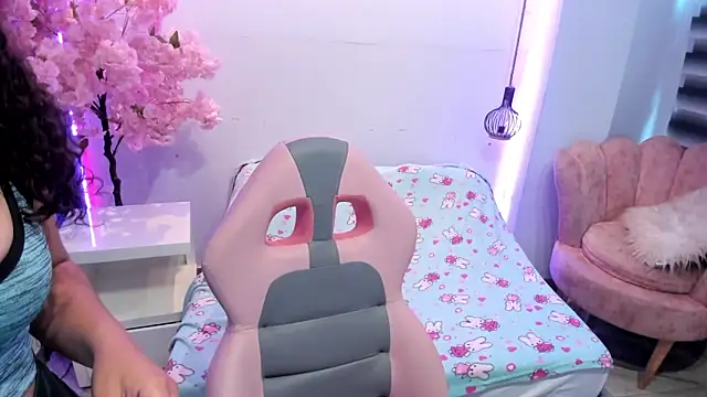 Mia guitierrez online show from November 10, 2025, 7:35 pm