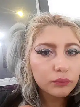 Snapshot of Hollywouldd chatting on November 16, 2025, 6:08 am Hollywouldd online show from November 16, 2025, 6:08 am