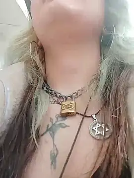 Snapshot of Hollywouldd chatting on November 25, 2025, 2:28 pm Hollywouldd online show from November 25, 2025, 2:28 pm