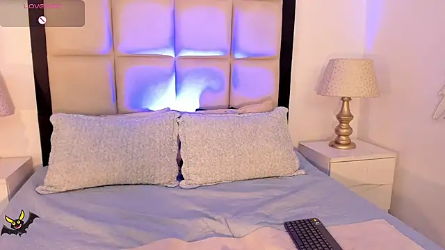 KimmRusso online show from November 17, 2025, 6:35 pm