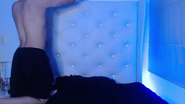 zoe kravitx online show from November 13, 2025, 3:49 am