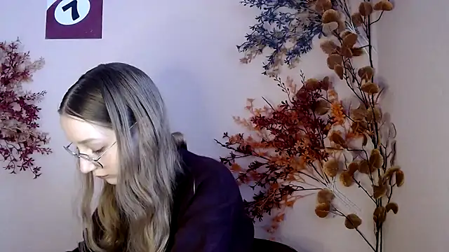 Curlyyy Girl online show from November 17, 2025, 11:27 am