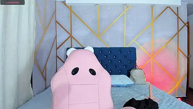  vaiolet owo online show from January 7, 2026, 6:27 am