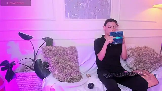 AliceMadnes online show from April 16, 2026, 3:02 pm