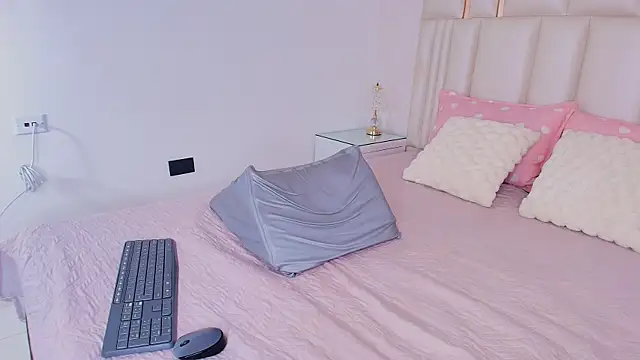 alanarose18 online show from April 9, 2026, 7:19 pm