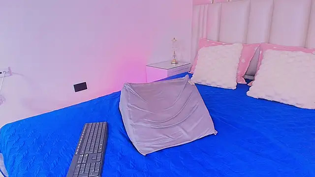 alanarose18 online show from April 11, 2026, 7:18 pm