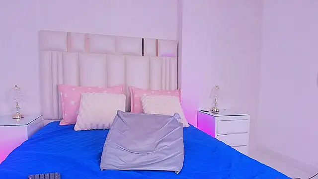 alanarose18 online show from April 14, 2026, 7:20 pm