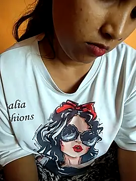 Snapshot of Sexy_Divya__ chatting on April 23, 2026, 4:35 am Sexy Divya online show from April 23, 2026, 4:35 am