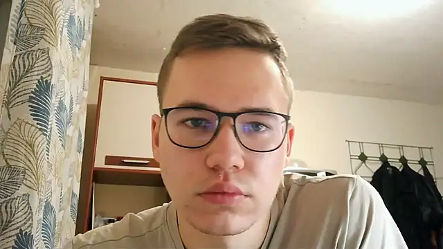 Snapshot of Yminoske chatting on November 18, 2025, 2:32 pm Yminoske online show from November 18, 2025, 2:32 pm