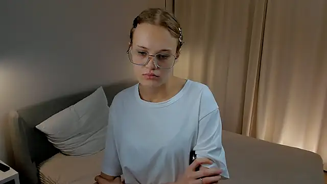 LilianGlenna online show from November 18, 2025, 11:14 am