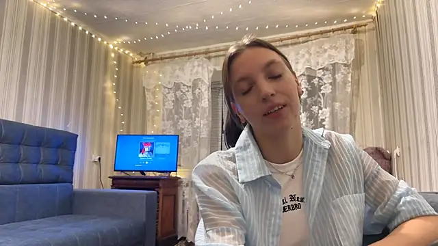 CarliBatas online show from November 14, 2025, 2:16 pm