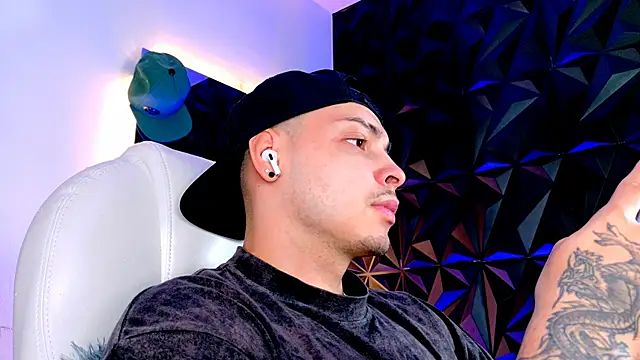 Maxwell Dupont online show from December 2, 2025, 9:10 pm