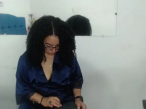 Karolayn Giles online show from November 13, 2025, 7:35 pm