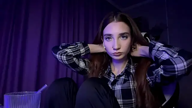 HollyPaw online show from November 21, 2025, 7:34 pm