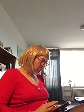 Snapshot of simone_xdressing chatting on January 4, 2025, 2:14 pm simone xdressing online show from January 4, 2025, 2:14 pm