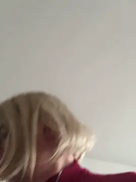 Snapshot of simone_xdressing chatting on February 10, 2025, 2:16 pm simone xdressing online show from February 10, 2025, 2:16 pm