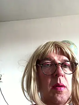 Snapshot of simone_xdressing chatting on March 2, 2025, 2:00 pm simone xdressing online show from March 2, 2025, 2:00 pm