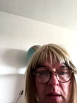 Snapshot of simone_xdressing chatting on September 25, 2025, 1:15 pm simone xdressing online show from September 25, 2025, 1:15 pm