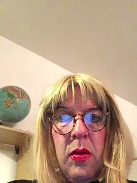 Snapshot of simone_xdressing chatting on October 4, 2025, 11:36 pm simone xdressing online show from October 4, 2025, 11:36 pm