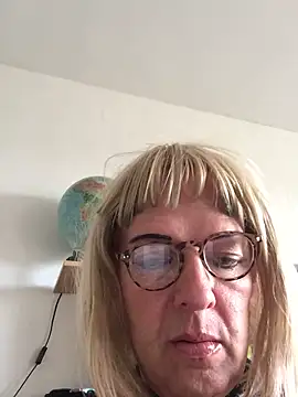 Snapshot of simone_xdressing chatting on October 5, 2025, 1:20 pm simone xdressing online show from October 5, 2025, 1:20 pm