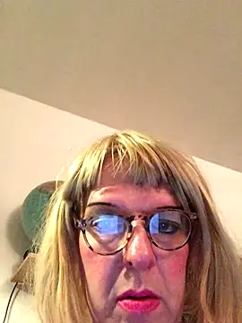 Snapshot of simone_xdressing chatting on November 2, 2025, 7:49 pm simone xdressing online show from November 2, 2025, 7:49 pm