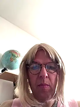 Snapshot of simone_xdressing chatting on November 26, 2025, 2:18 pm simone xdressing online show from November 26, 2025, 2:18 pm