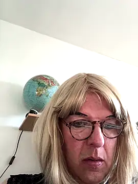 Snapshot of simone_xdressing chatting on November 30, 2025, 10:08 am simone xdressing online show from November 30, 2025, 10:08 am