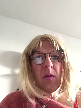 Snapshot of simone_xdressing chatting on December 21, 2025, 2:13 pm simone xdressing online show from December 21, 2025, 2:13 pm