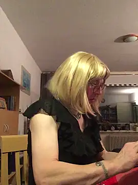 Snapshot of simone_xdressing chatting on January 18, 2026, 7:50 pm simone xdressing online show from January 18, 2026, 7:50 pm
