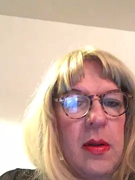 Snapshot of simone_xdressing chatting on February 25, 2026, 12:31 am simone xdressing online show from February 25, 2026, 12:31 am